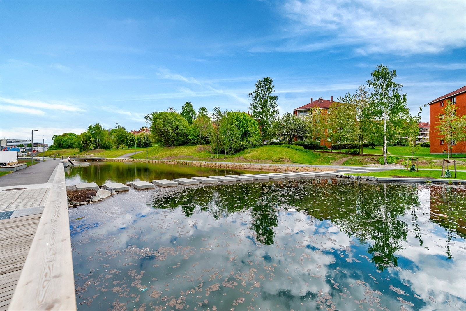 Her finner du også idylliske Hovindammen med et rikt fugleliv, og hjemmebanen til Vålerenga Fotball. Galleribilde
