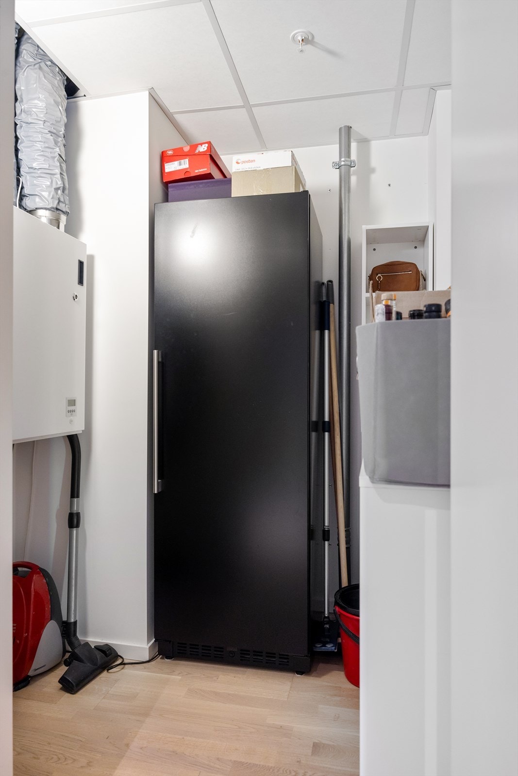 Ventilasjonsanlegget, sikringsskapet, rørfordelerskapet for vann og vannbåren varme, vannmåler og stoppekran er plassert i teknisk rom. Galleribilde