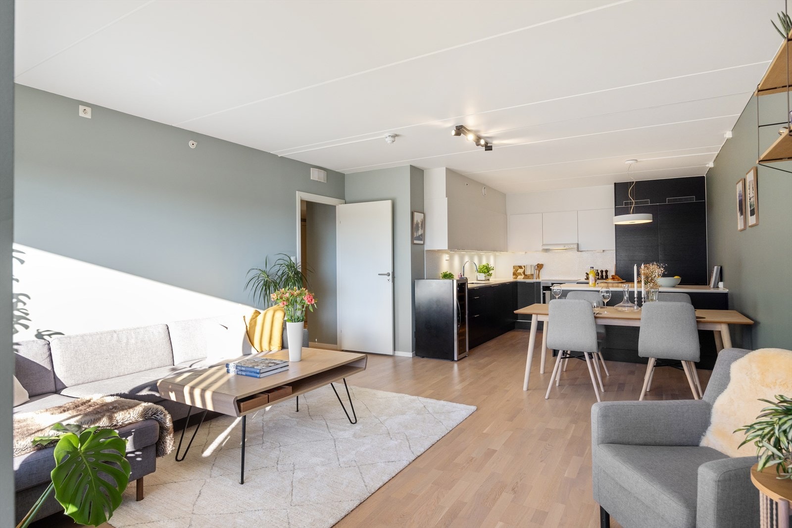 Gulvet er belagt med flott parkett, og overflatene er malt i delikate og moderne fargetoner. Galleribilde
