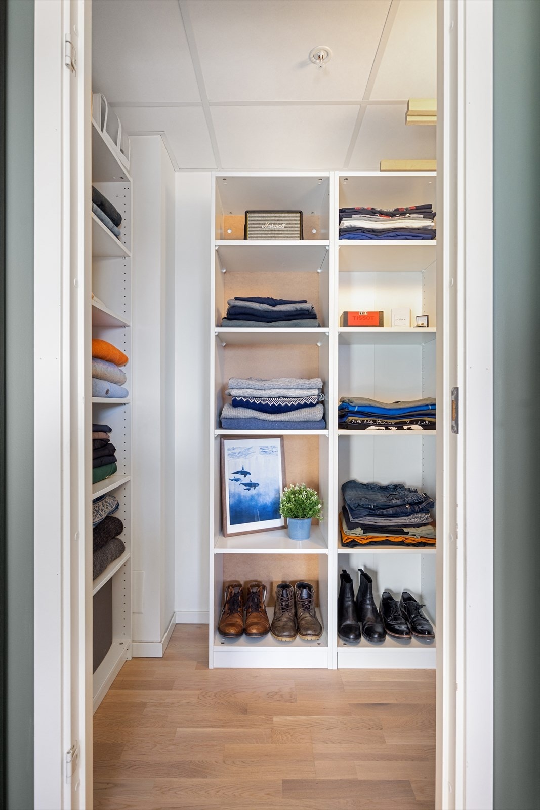 I tillegg er det direkte adkomst til praktisk innvendig bod/garderobe. Her det rikelig plass til klær, sko og annet utstyr, organisert i en åpen garderobeløsning. Galleribilde