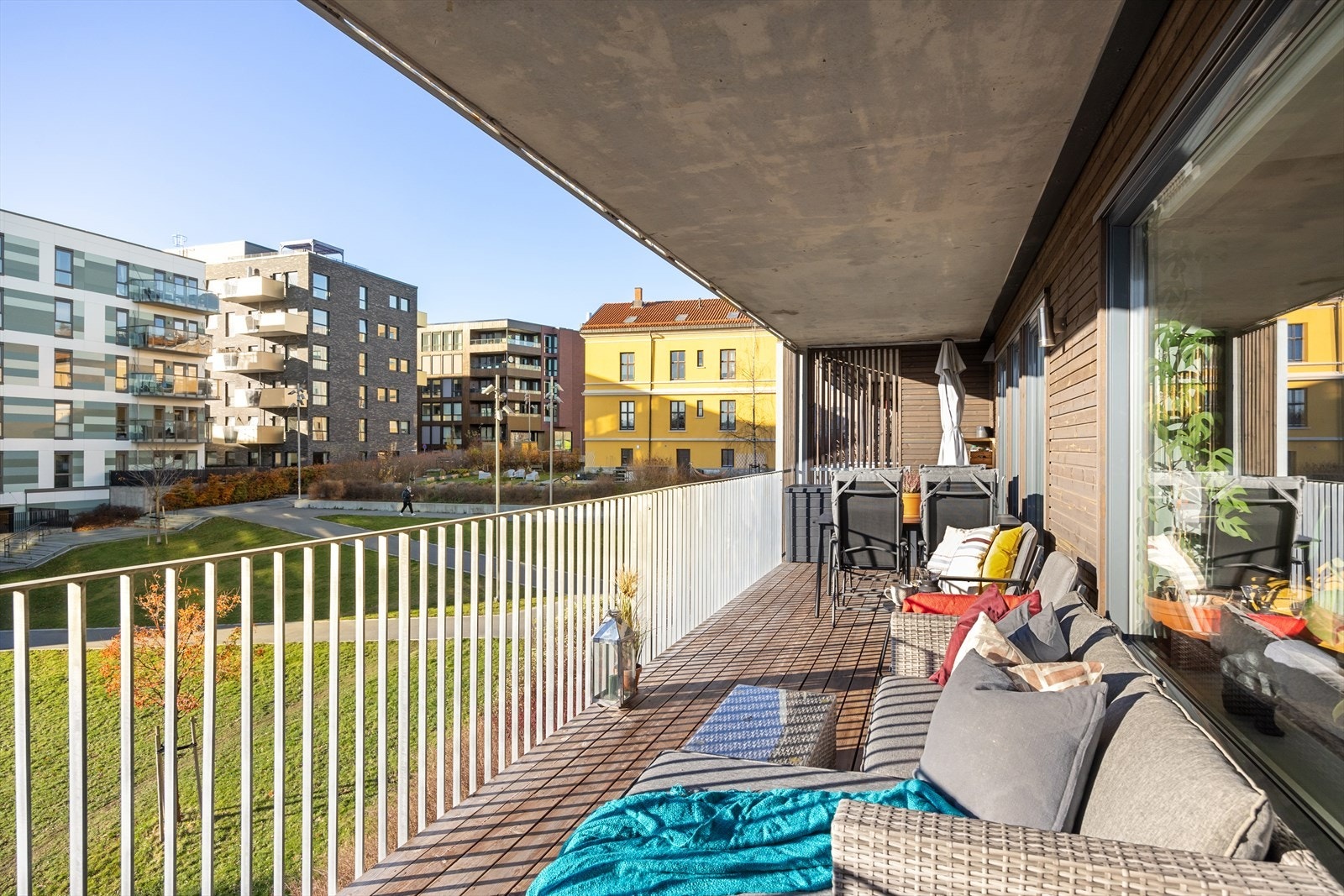 Leiligheten byr på en herlig og romslig syd-vestvendt balkong på 23 m² med gode solforhold. Galleribilde