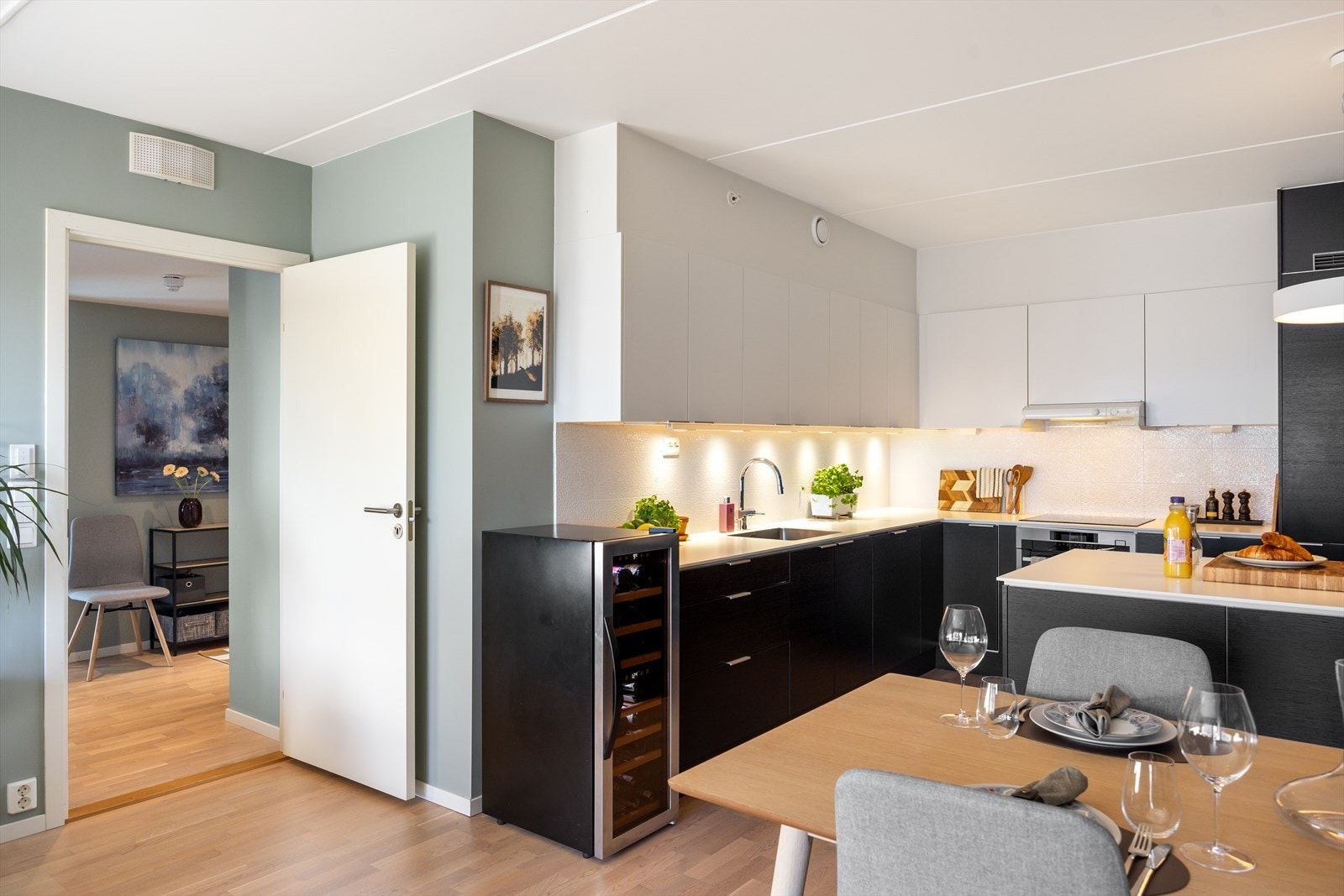 Boligen har balansert ventilasjon, som gir et jevnt og behagelig inneklima med god luftkvalitet året rundt. Galleribilde