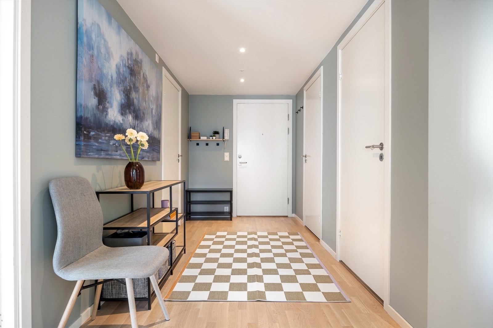 Leiligheten har en innbydende entré som skaper et umiddelbart godt førsteinntrykk. Her kan du enkelt henge i fra deg yttertøy og sette i fra deg sko. Galleribilde
