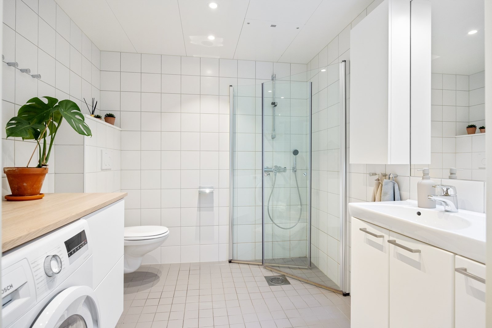 Pent flislagt bad med gulvvarme og downlights i himlingen. Galleribilde