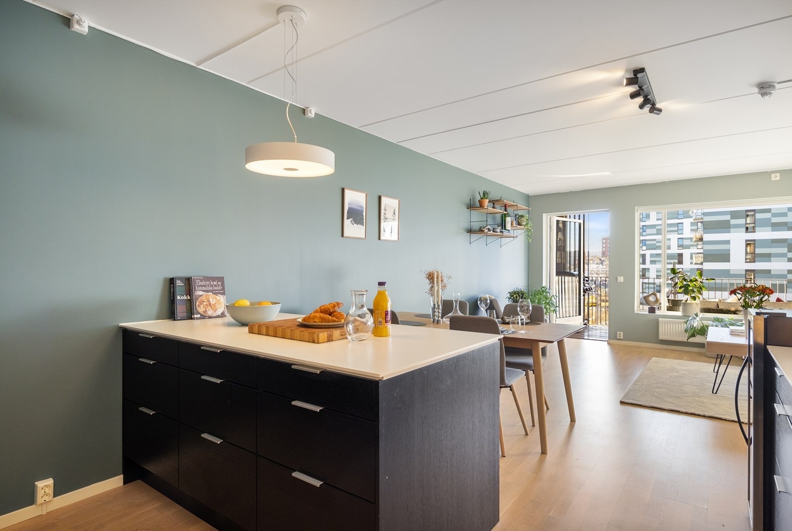 Kjøkkenet har også en praktisk kjøkkenøy som gir ekstra benkeplass og er perfekt for matlaging, måltider eller som en sosial samlingsplass. Galleribilde