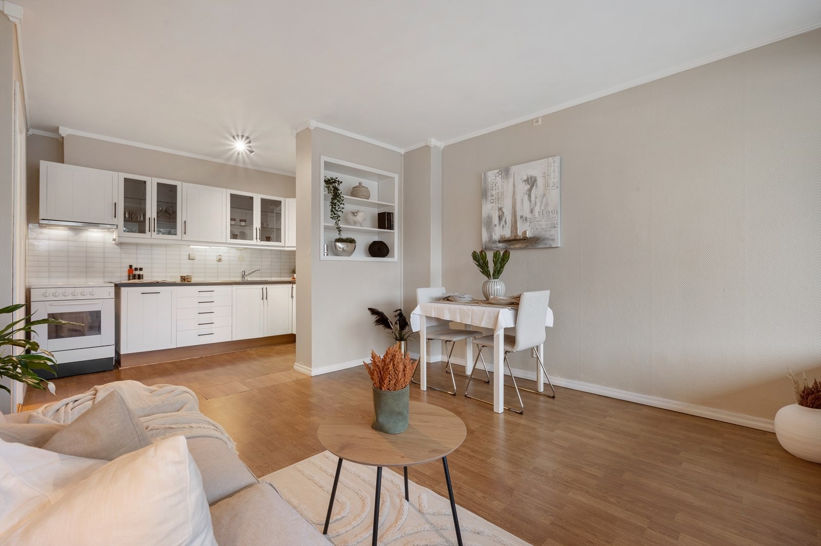 - Her har du god plass til sofagruppe og spisebord i hver sin naturlige sone - Galleribilde