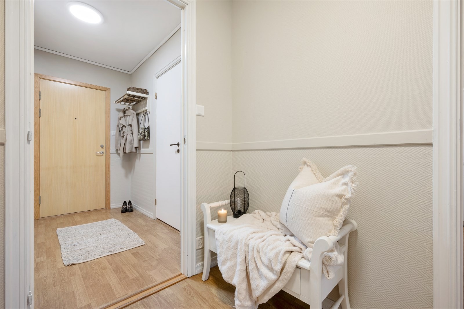 - Entréen måler 3,4m² og har god plass til oppbevaring av sko og tøy - Galleribilde