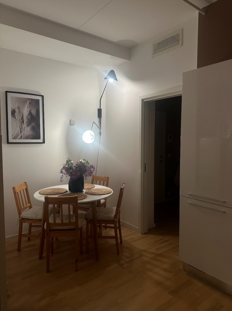 Lys og trivelig spiseplass med plass til gjester, en naturlig forlengelse av kjøkkenet. Galleribilde