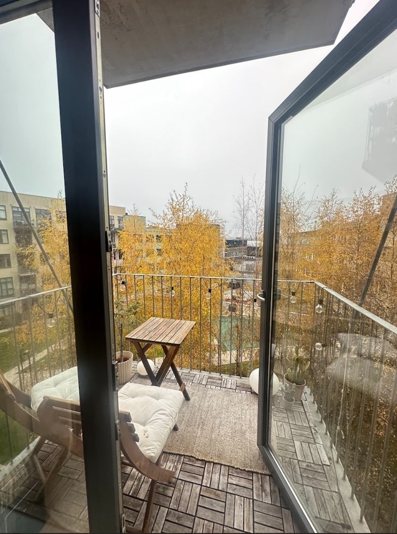 Sydvendt balkong med sol store deler av dagen og vakker utsikt over nærområdet. Galleribilde