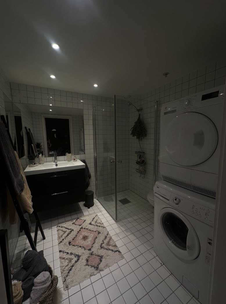 Stilrent bad med varme i gulv, moderne flislagte overflater. Galleribilde