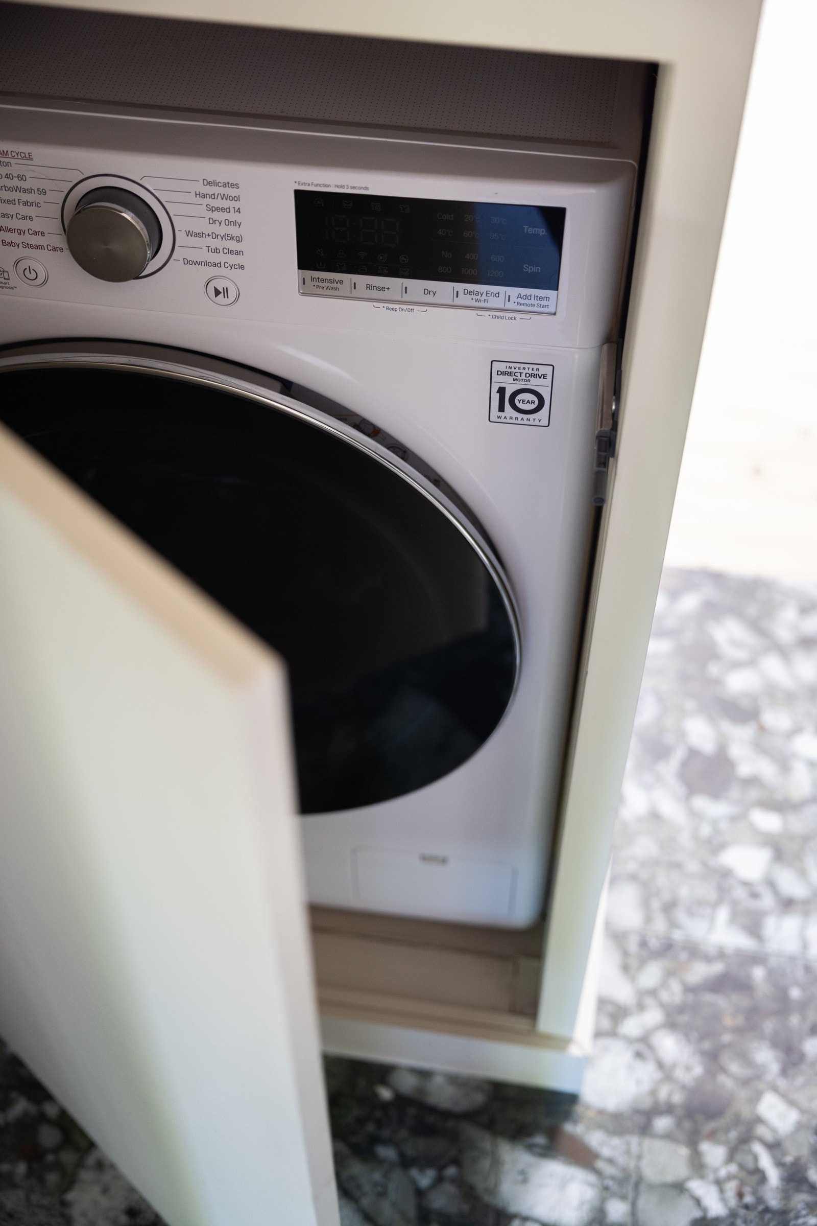 I gangen, rett utenfor baderommet, er det en integrert vaskemaskinen som er kombinert vask/tørk (medfølger boligen). Vvb på 200l er plassert over vaskemaskinen. Galleribilde