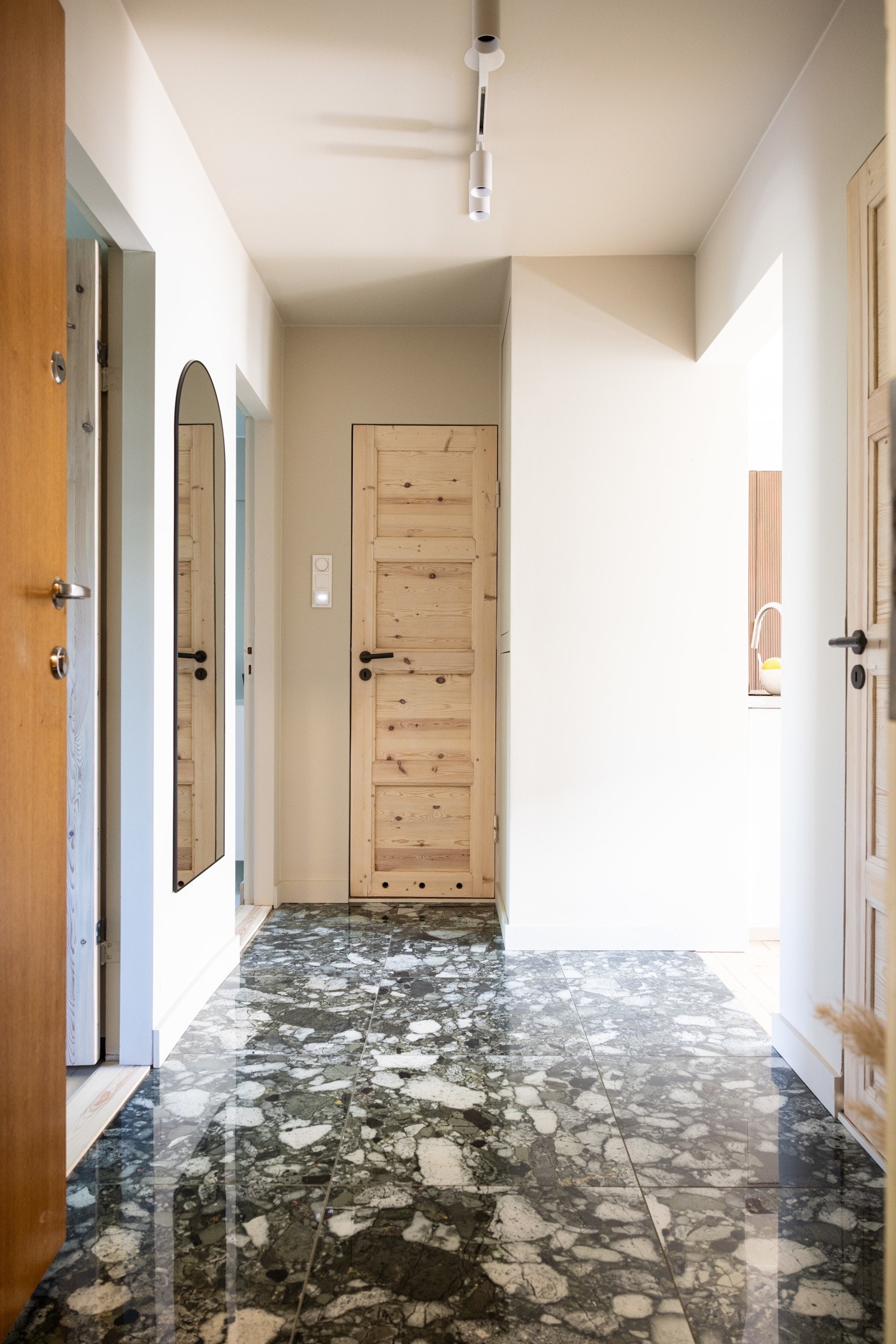 Innbydende entré med god plass til ytterklær og sko. Galleribilde