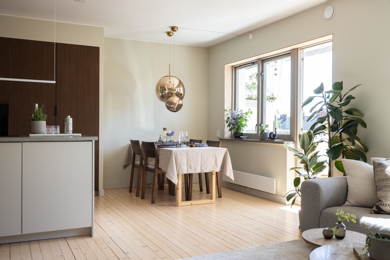 Videre er det plass til spisebord med tilhørende spisestoler. Galleribilde