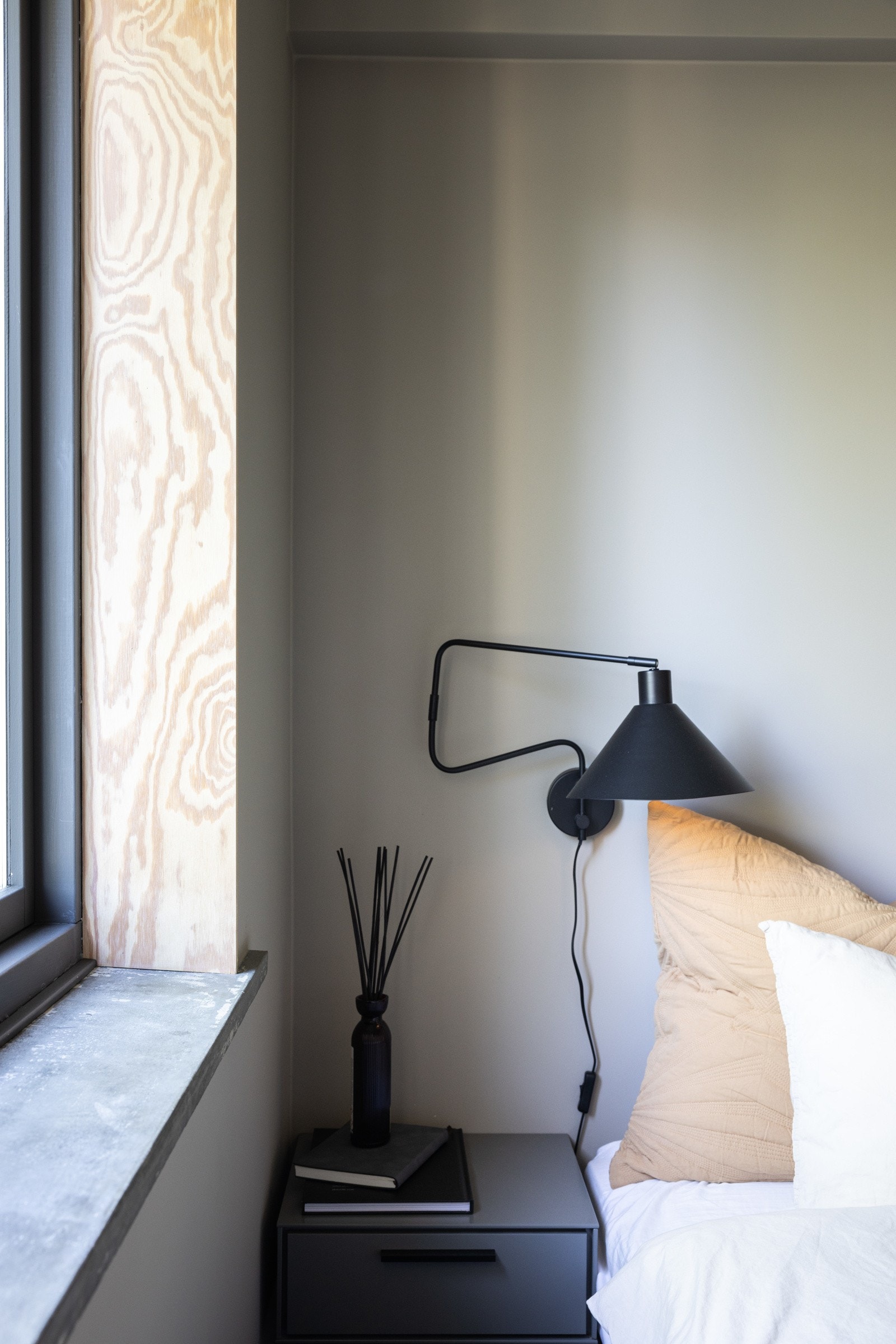 Soverommet er malt i en behagelig farge. Eksklusivt vegg til vegg teppe på gulv. Galleribilde