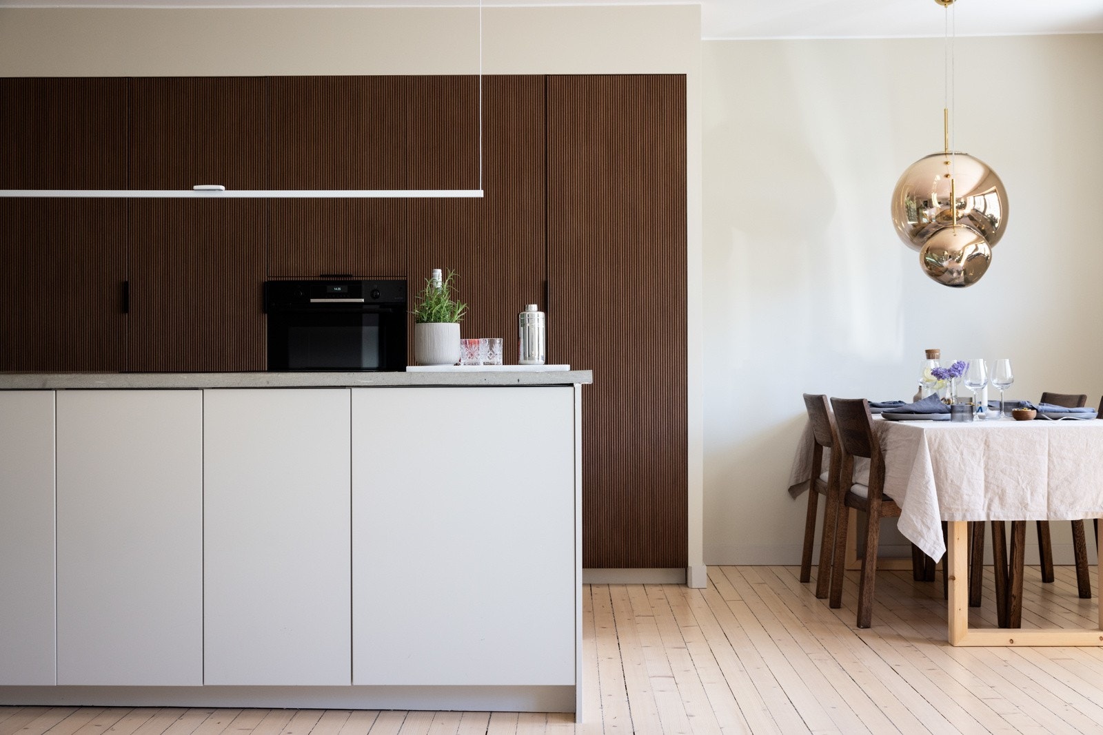 Lys og påkostet 3-roms som består av entré/gang, bad, to soverom, kjøkken og stue. Galleribilde