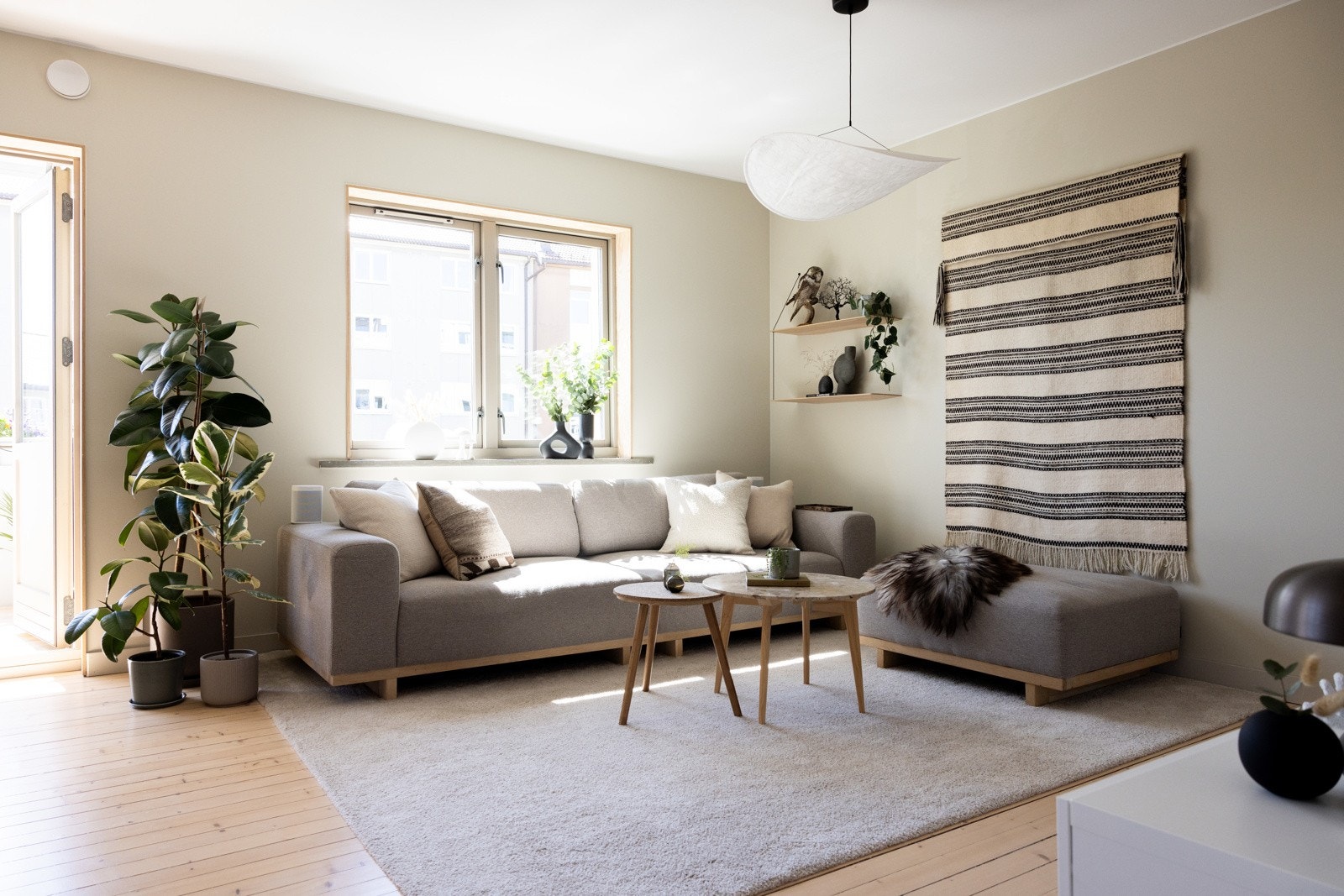 Lys stue med god plass til sofagruppe, sofabord og underholdningsavdeling. Galleribilde