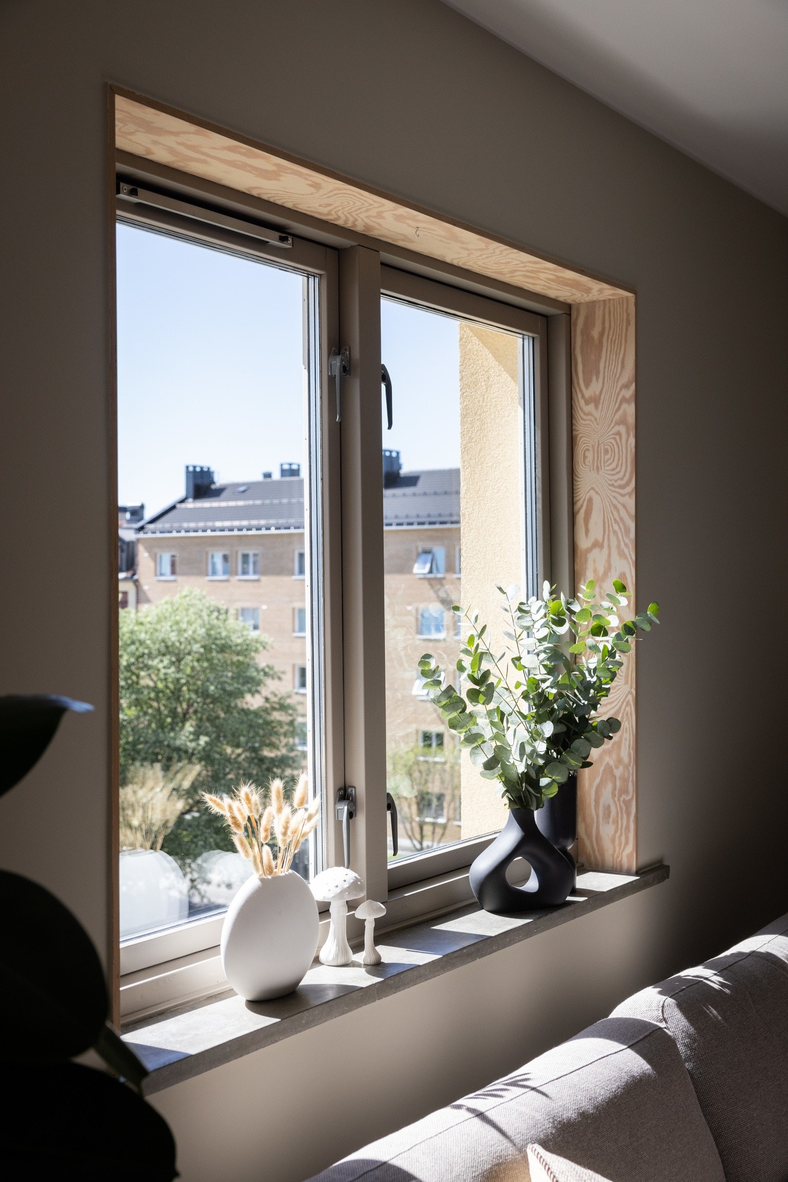 Store vindusflater som slipper til rikelig med naturlig lys. Galleribilde