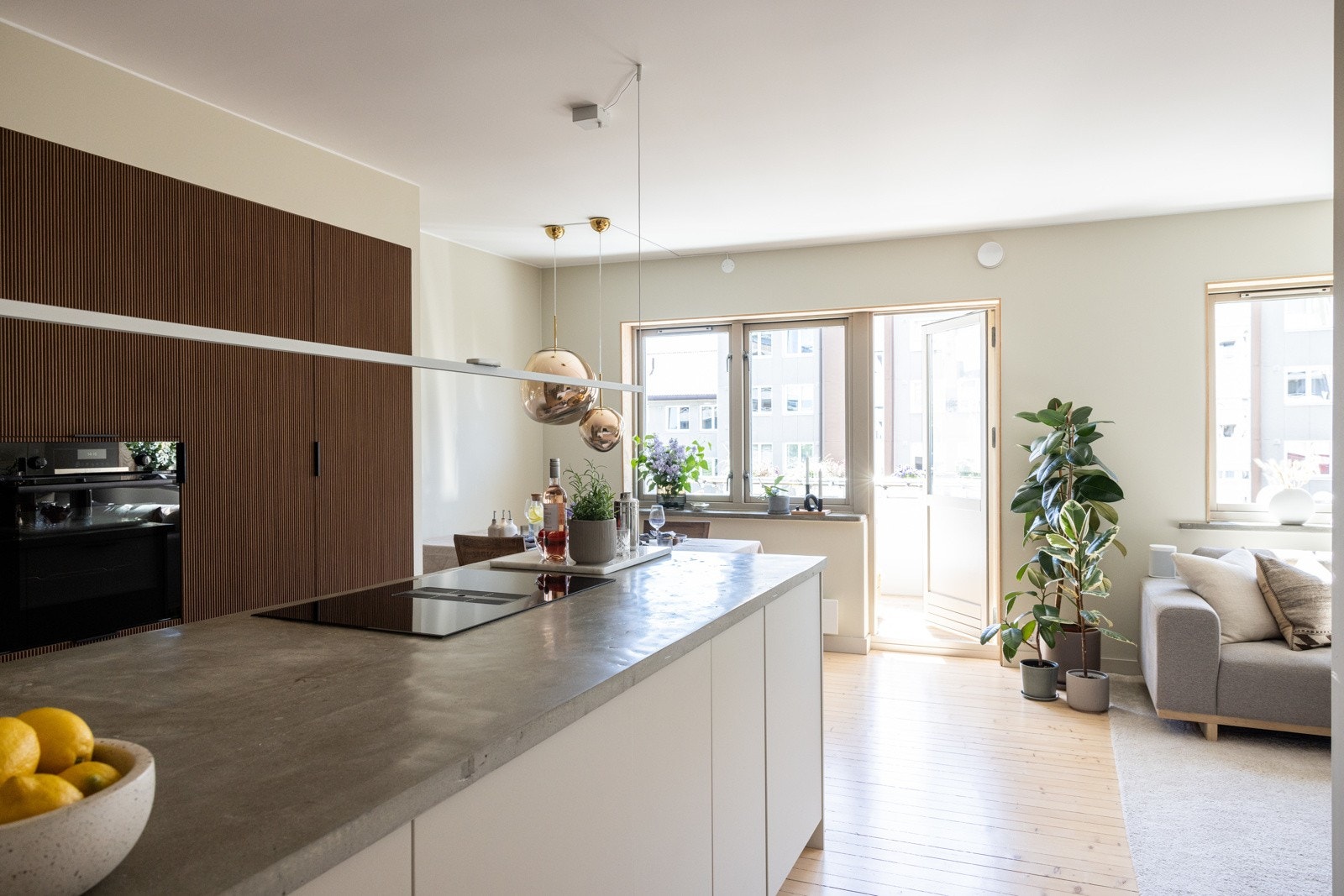 Moderne innredning som gir rommet et meget helhetlig og gjennomført uttrykk. Galleribilde