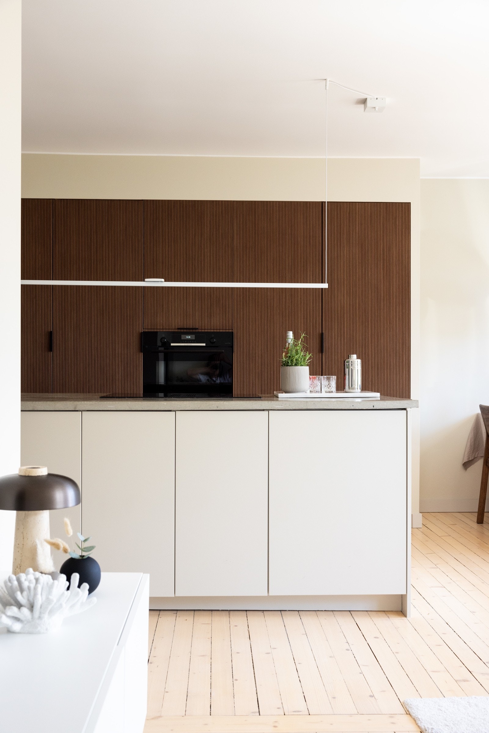 Rikelig med skap- og benkeplass. Kjøkkenet ble renovert i 2022. Galleribilde