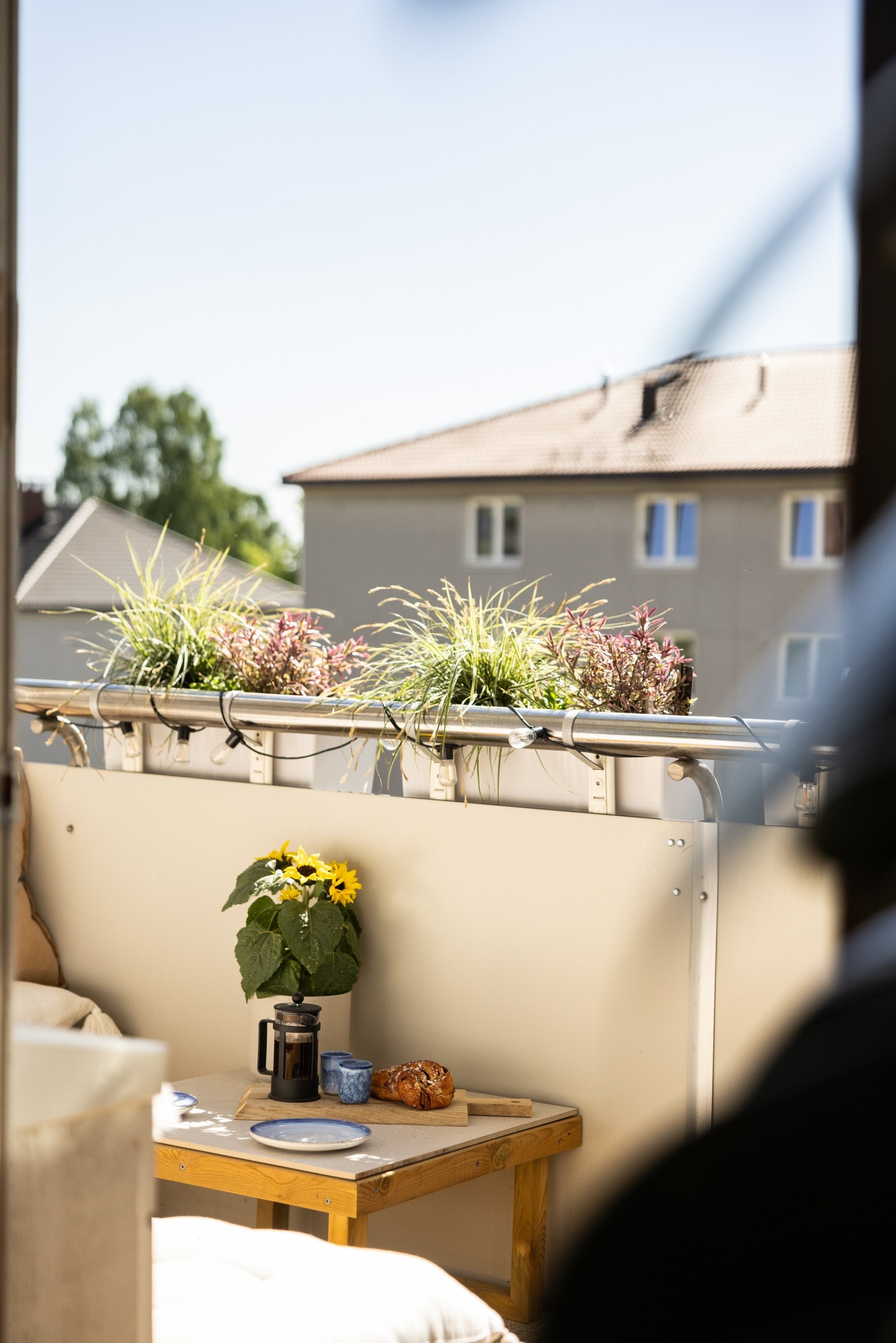 Fra stuen/kjøkkenet er det adkomst til en herlig balkong på ca. 6 kvm. Galleribilde