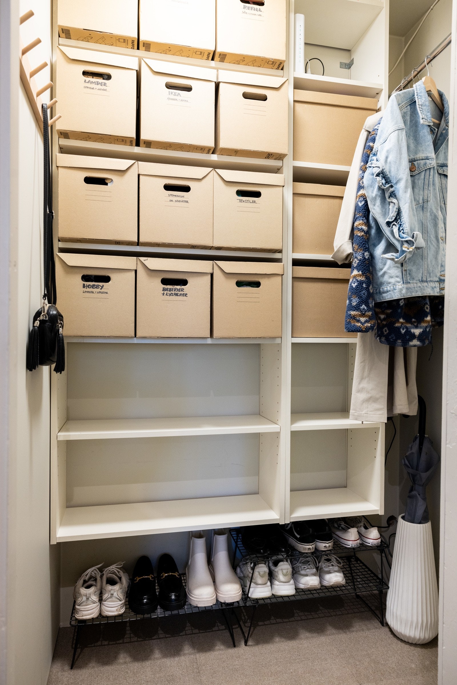 Superpraktisk, innvendig bod. Mye oppbevaringsplass. Galleribilde