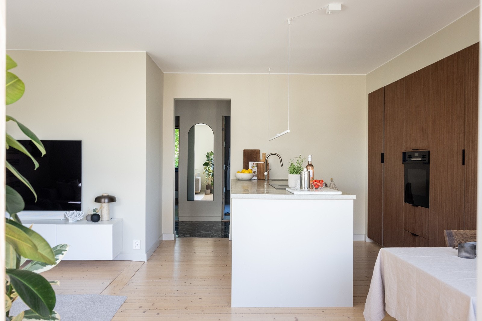 Samtlige yttervegger og vegger som grenser mot nabo har fått ekstra isolering. Galleribilde