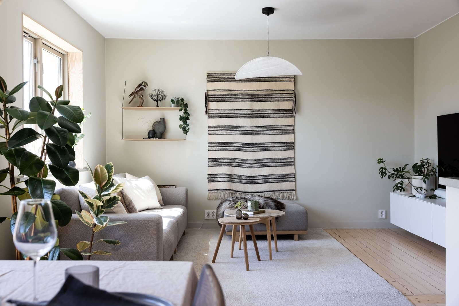 Stuen er av god størrelse. Skjult opplegg til TV/hjemmekino. Galleribilde