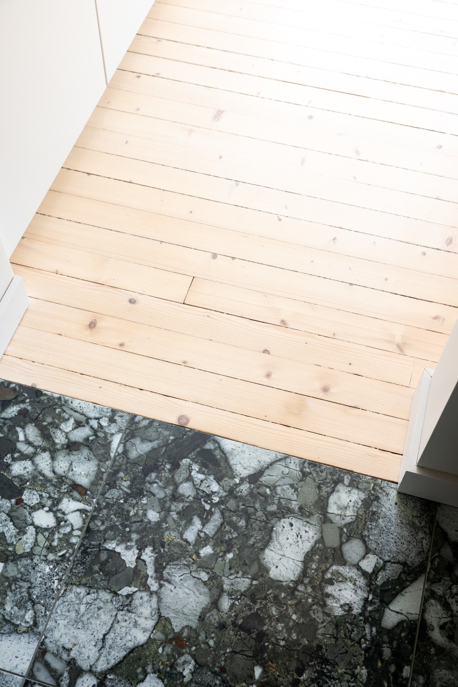 Flott, flislagt gulv med varme og lyse overflater gir et godt førsteinntrykk av boligen. Galleribilde