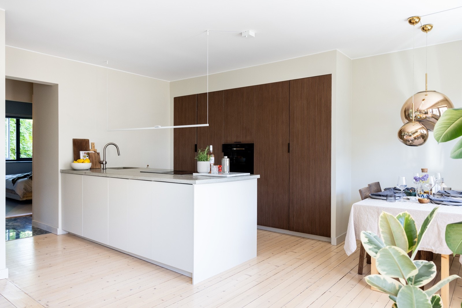 Lekkert kjøkken som består av malte og profilerte flater, og plasstøpt benkeplate. Galleribilde