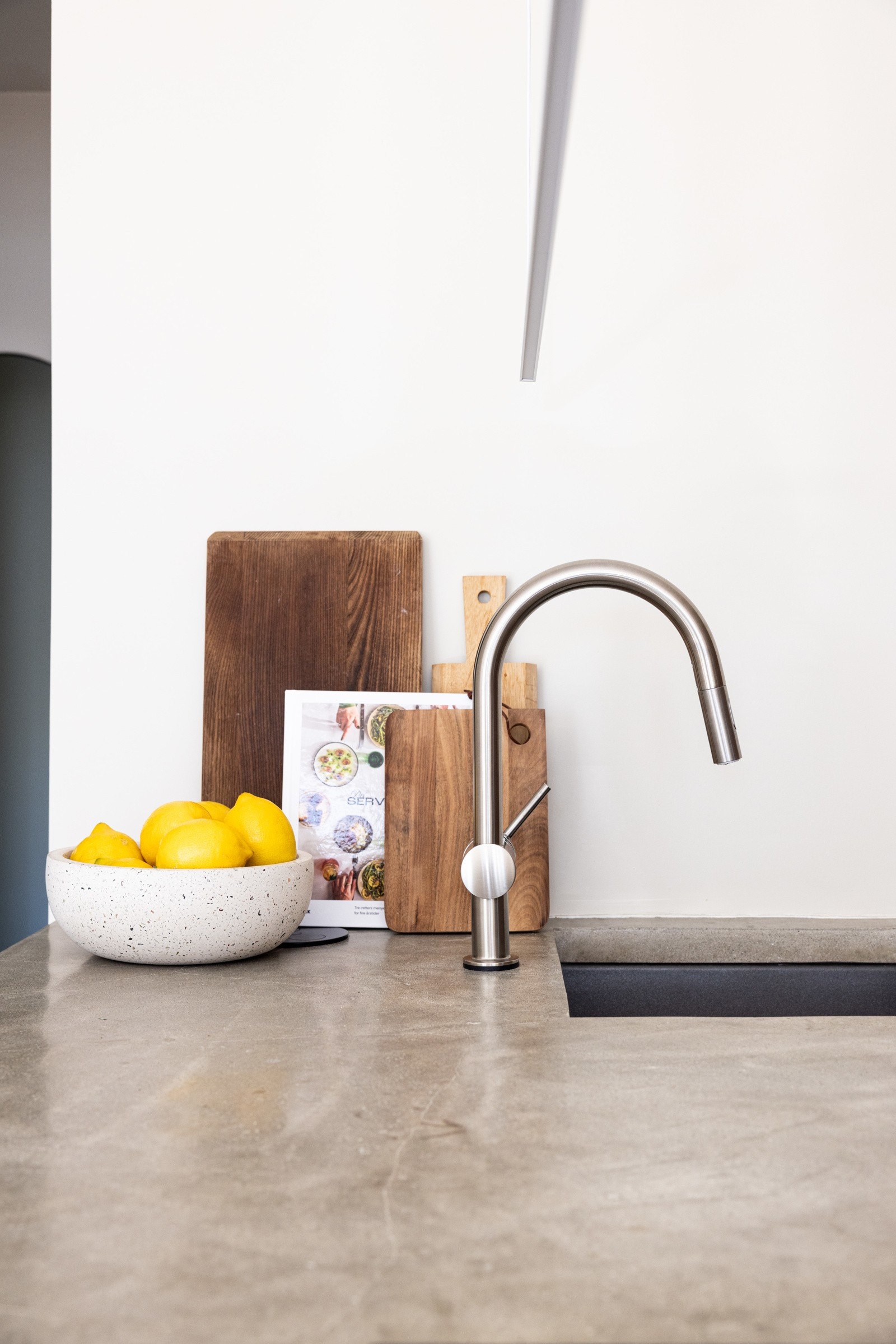 Ett-greps blandebatteri, både touch og uttrekkbar vask. Galleribilde