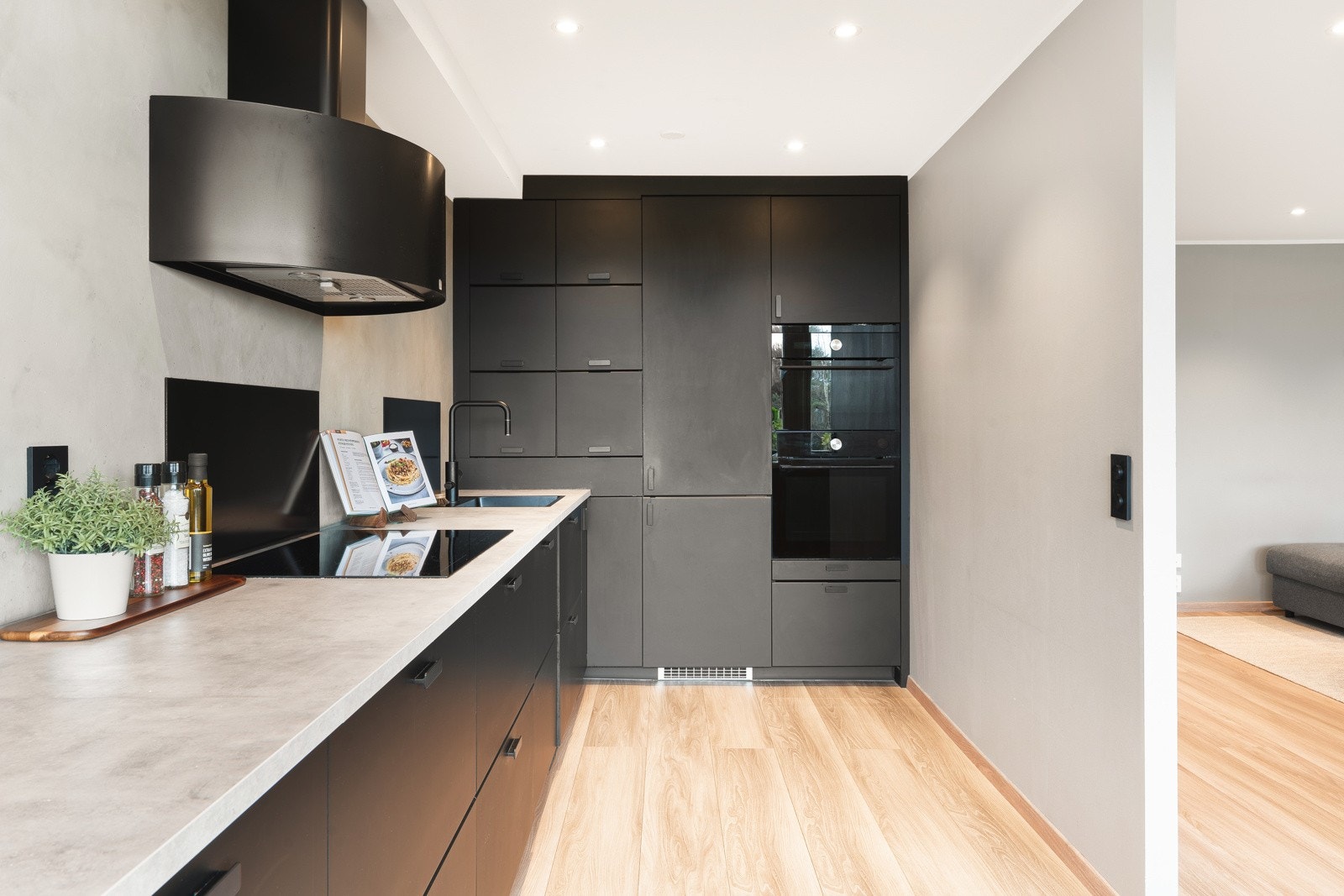 Moderne kjøkken fra IKEA, satt inn i 2019. Galleribilde