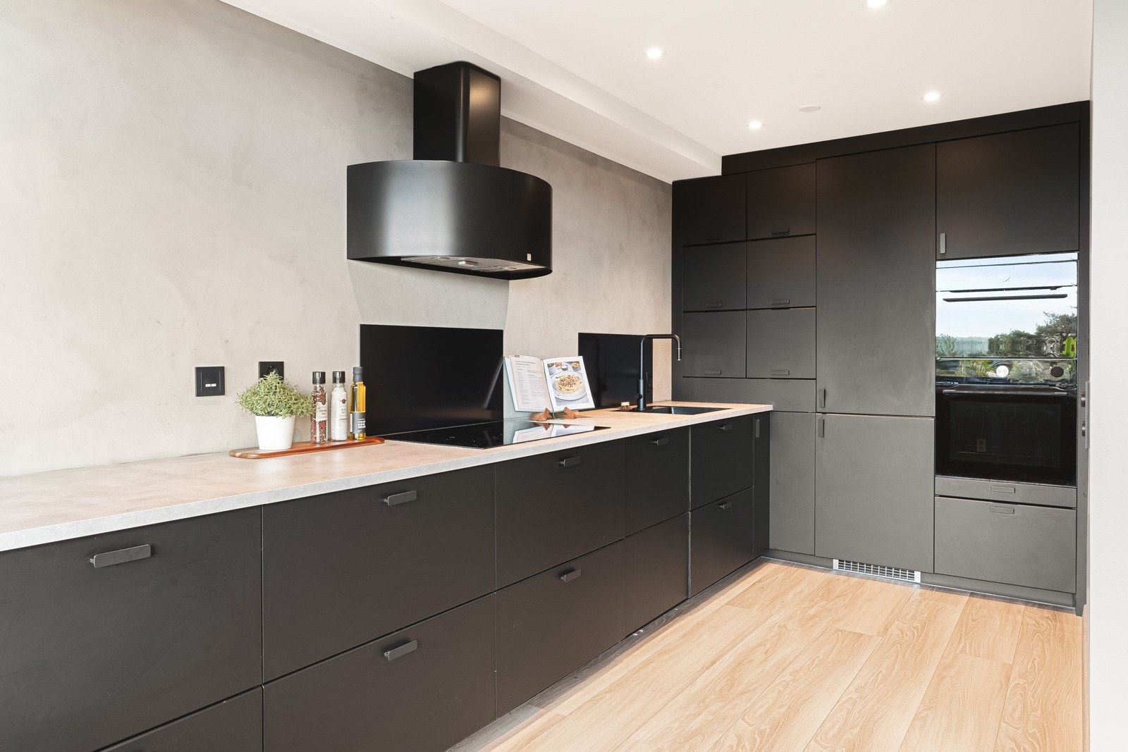 Moderne innredning med integrerte hvitevarer og svarte fronter. Galleribilde