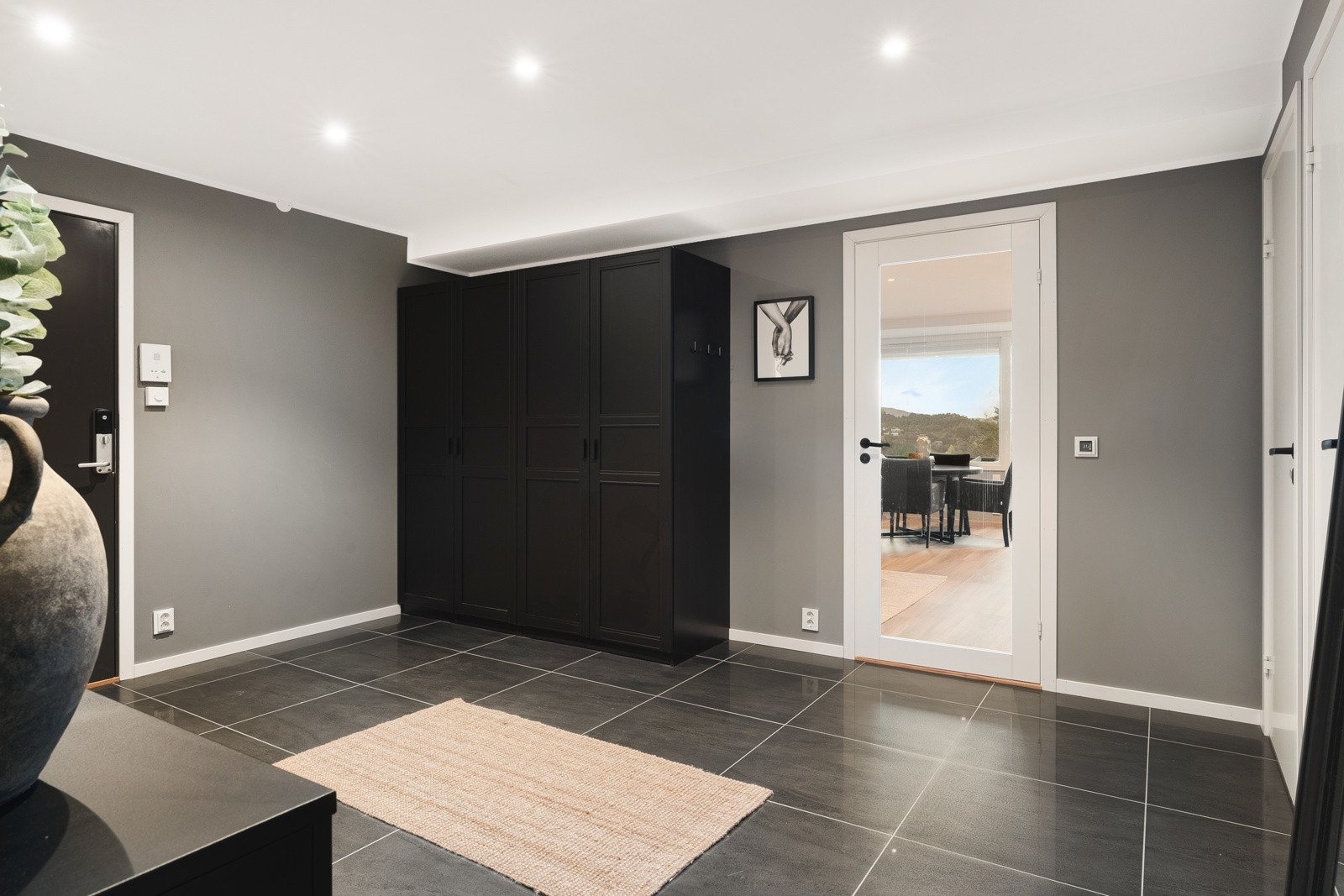 Velkommen inn! En romslig hall på 16,9 kvm! Galleribilde