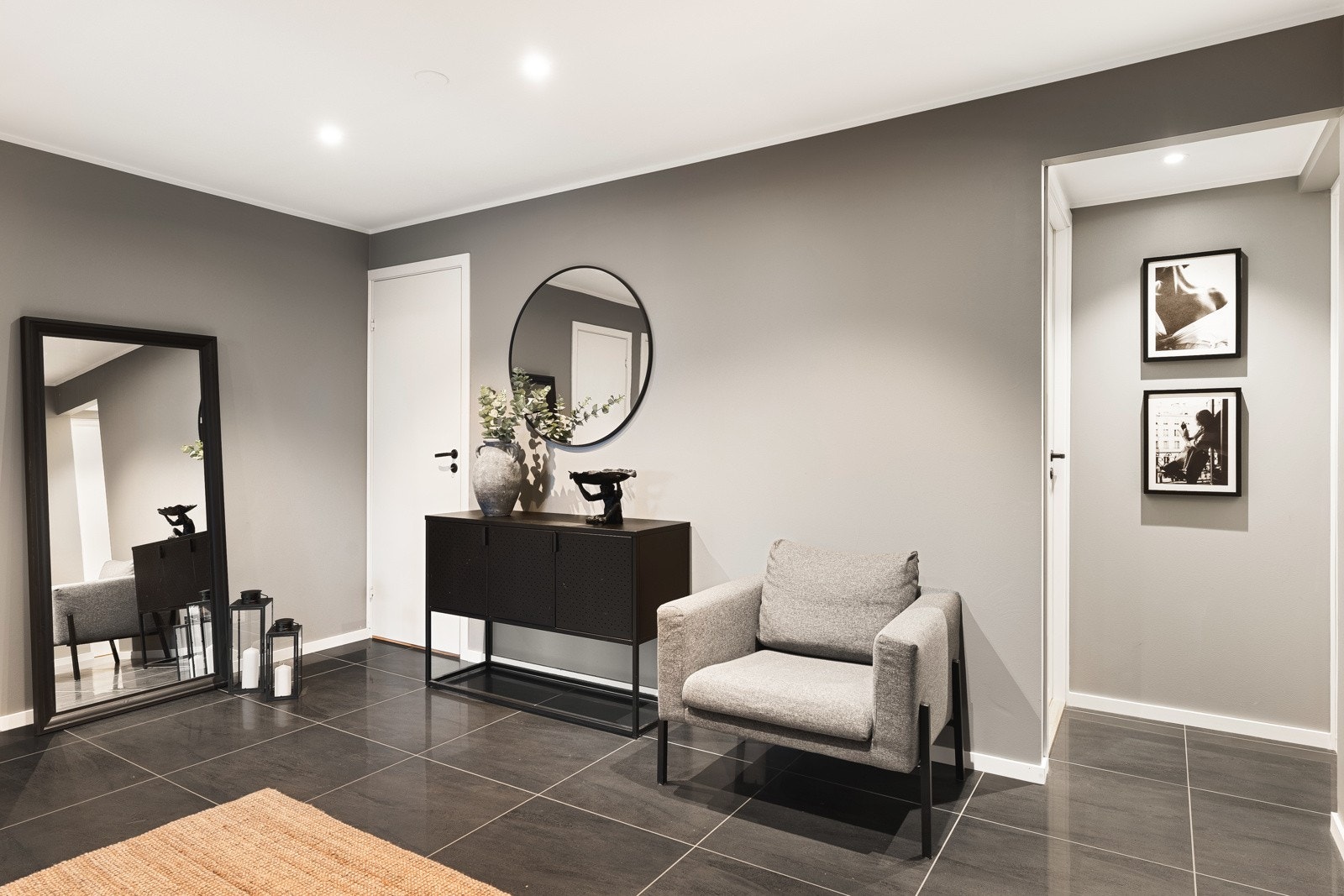 Her er det god plass til oppbevaring av yttertøy og sko. Galleribilde