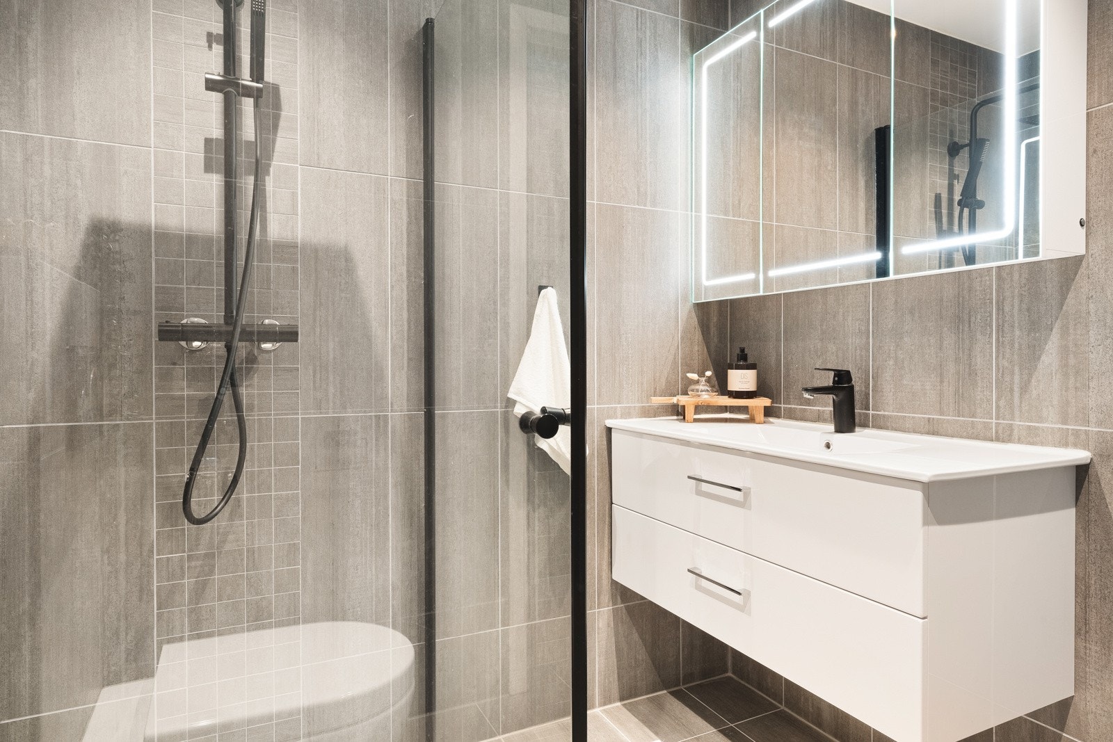 Begge bad er helfliset i moderne farger. Galleribilde