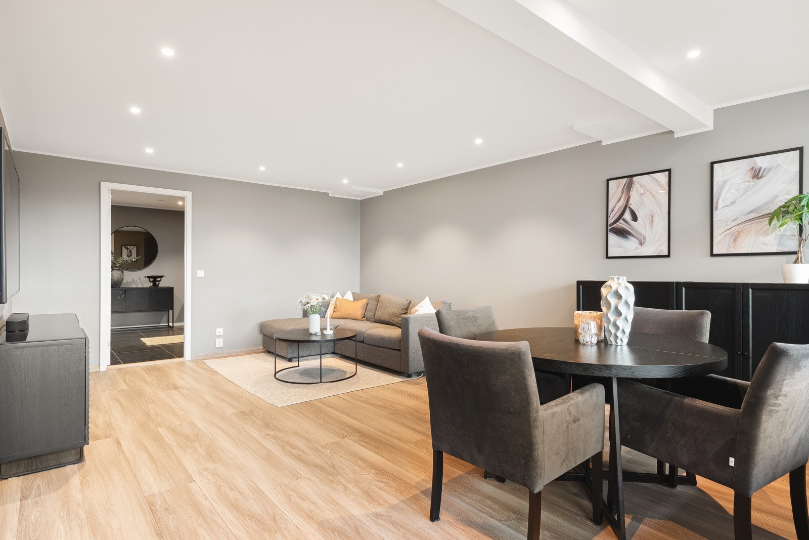 Stuen/kjøkken måler ca. 37,4 kvm. Galleribilde