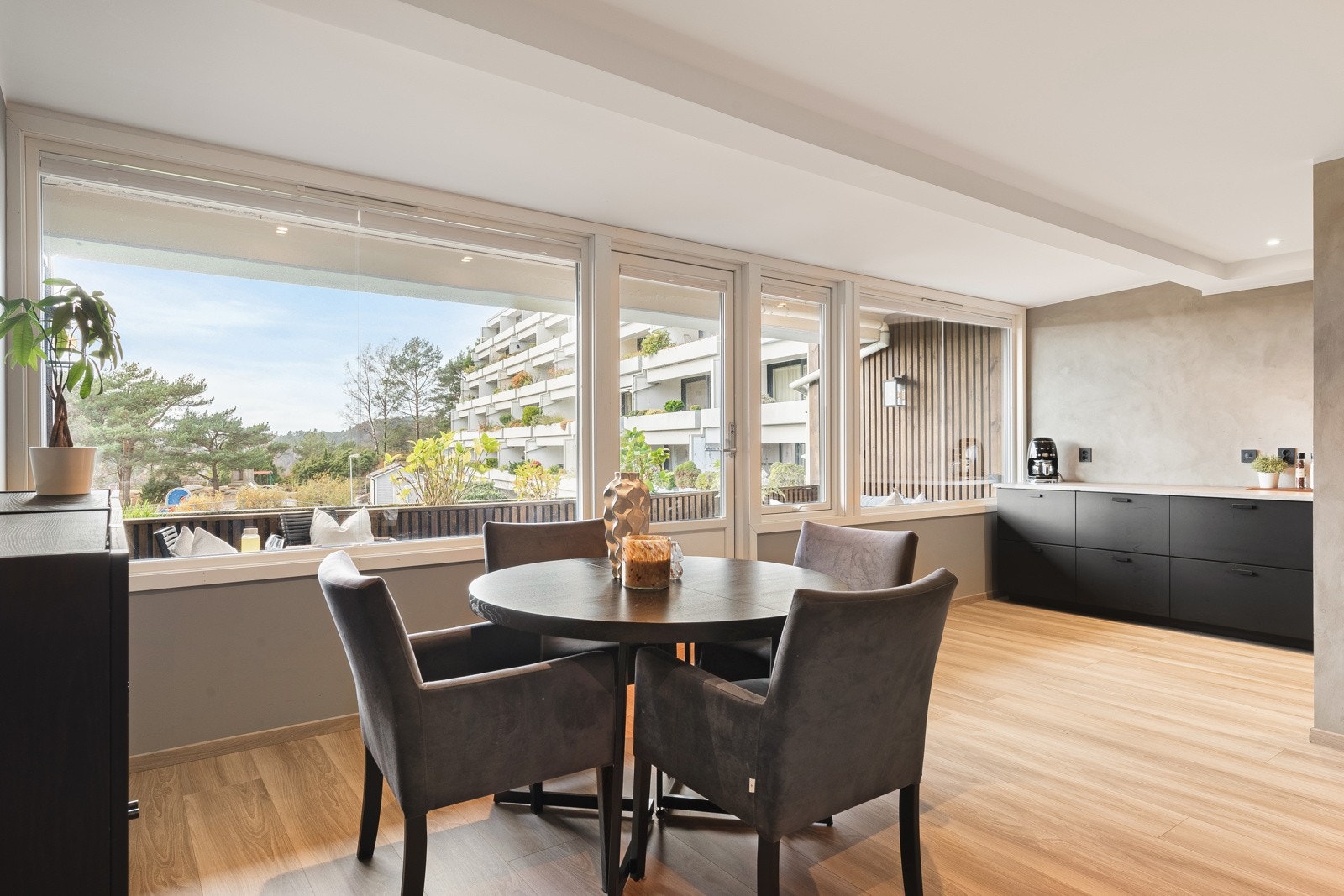 Store vindusflater sørger for godt med dagslys. Galleribilde