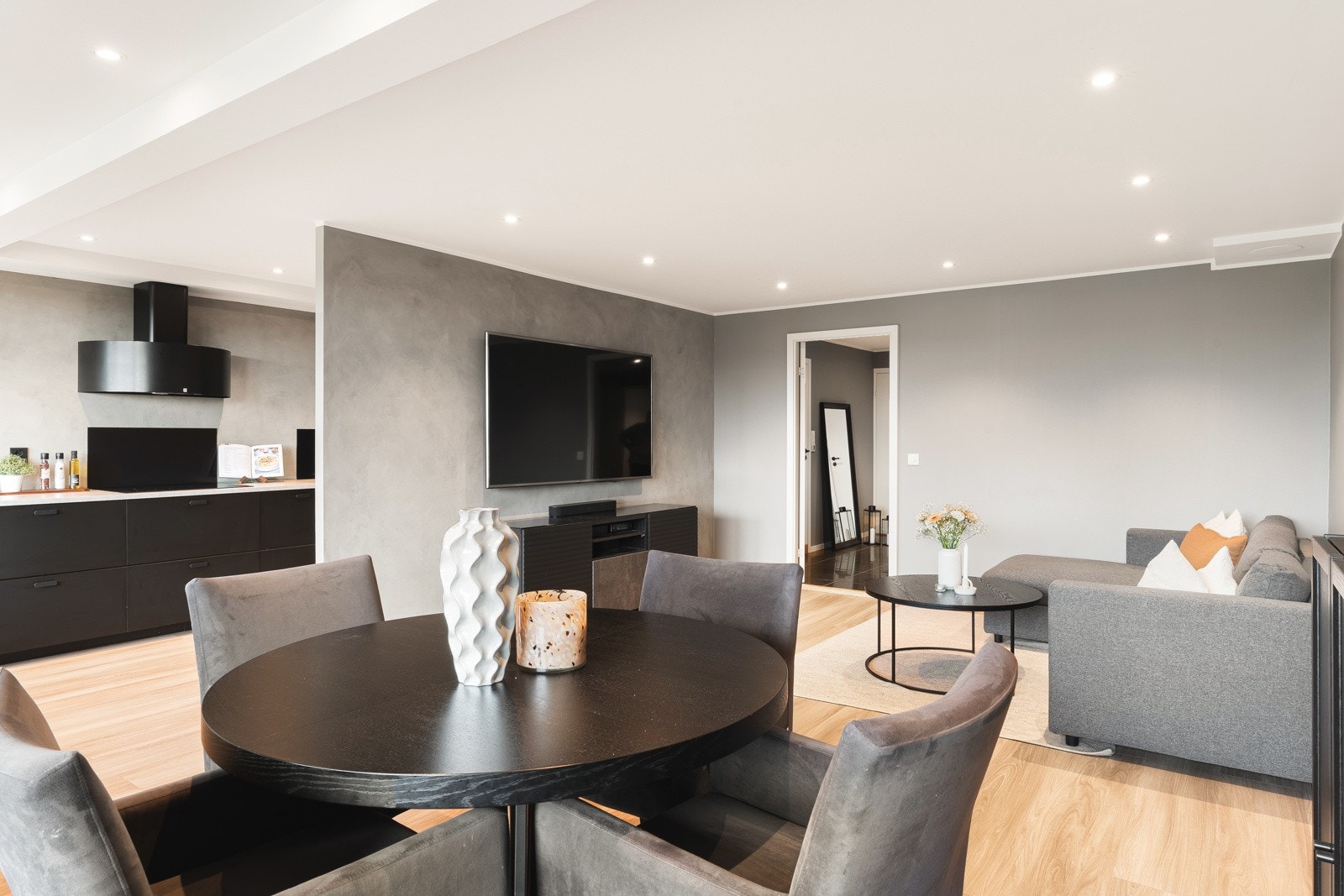 Åpen løsning mellom stue og kjøkken. Galleribilde