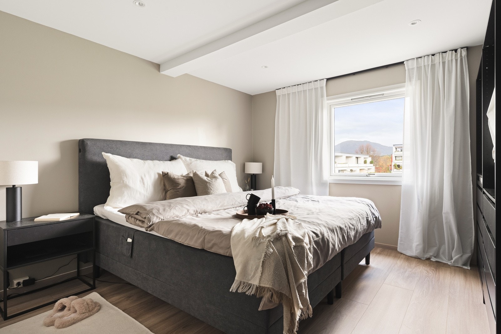 Leiligheten inneholder 3 soverom, alle av god størrelse. Galleribilde