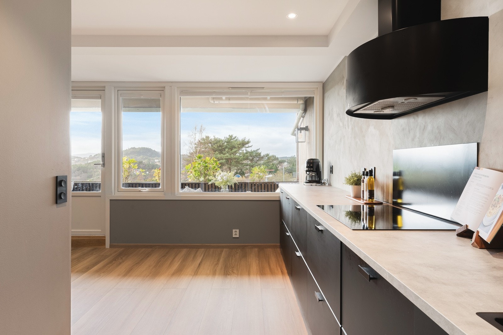 På kjøkkenet er det godt med skap- og benkeplass. Galleribilde