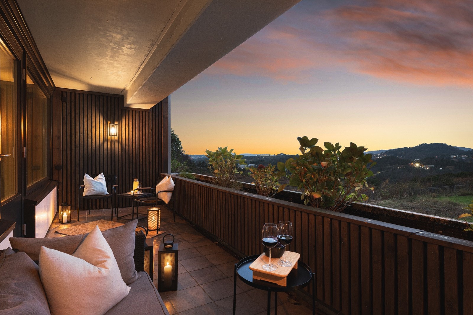 Balkongen er vestvendt og måler ca. 13 kvm. Galleribilde