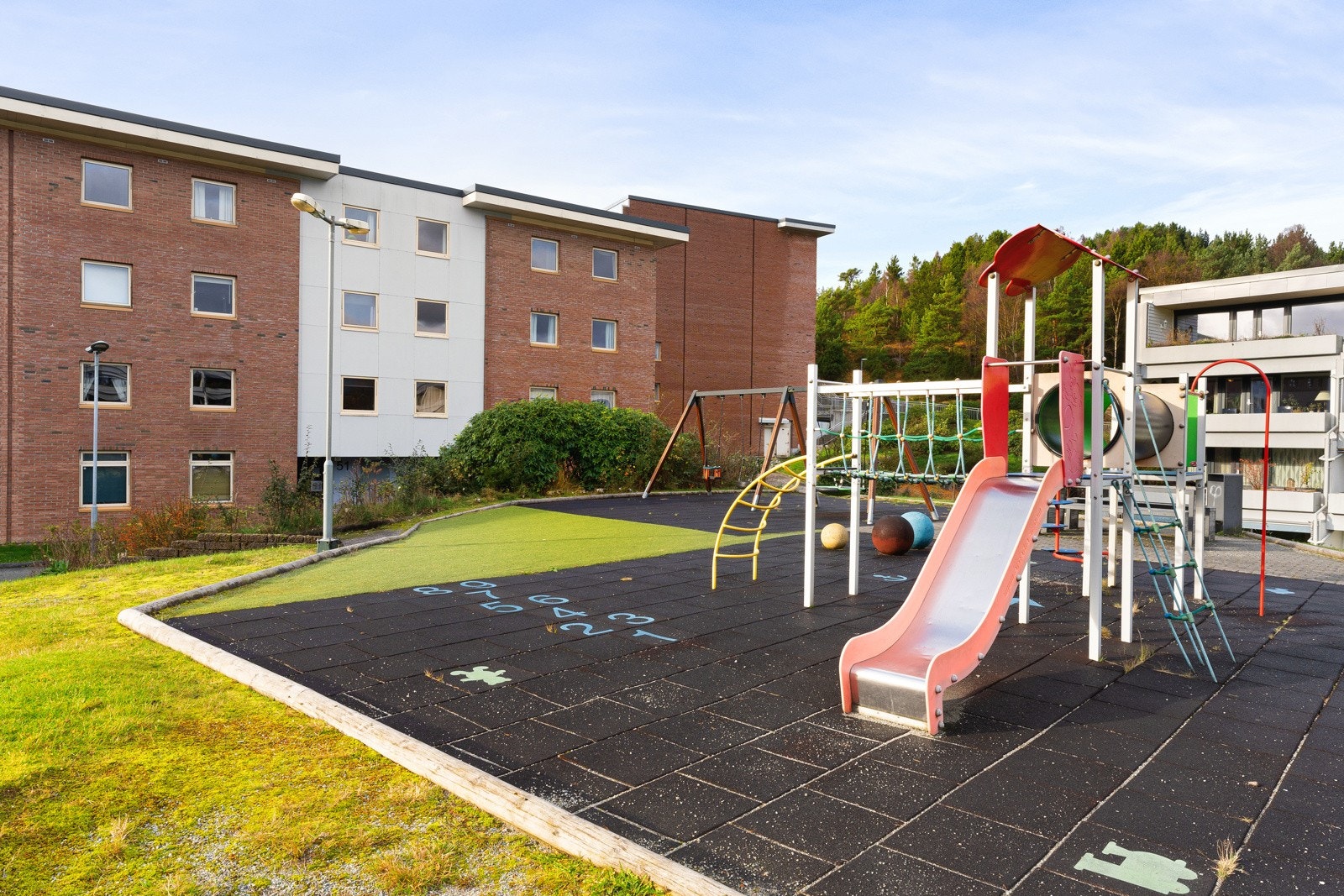 Fine fellesområder med lekeplasser, ballbinge og grøntområder. Galleribilde