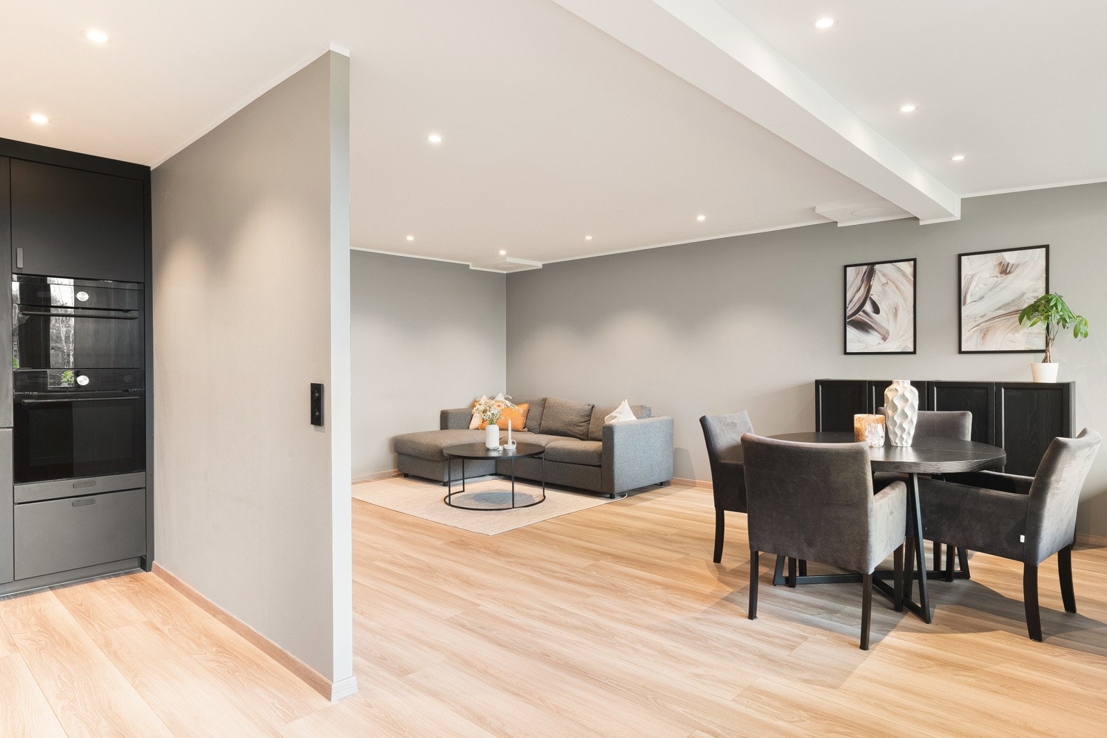 Spotter i tak og pent laminatgulv. Galleribilde