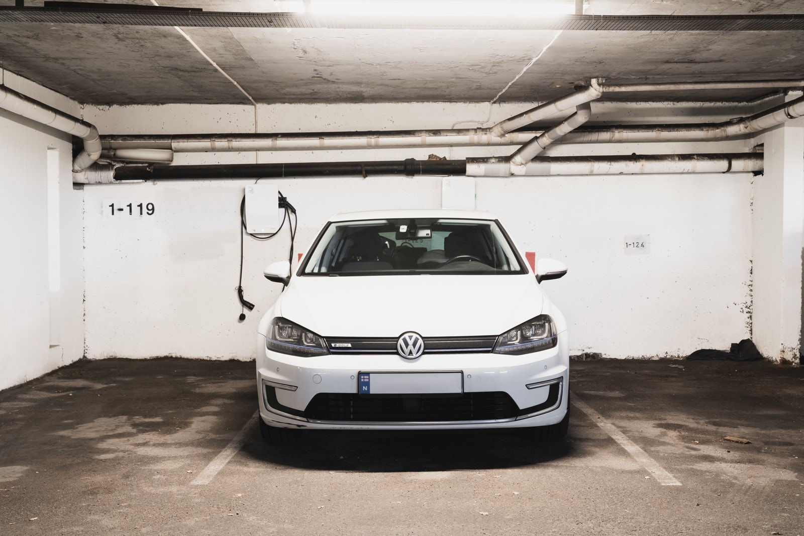 Egen, fast parkeringsplass m/ lader i felles garasjekjeller. Galleribilde