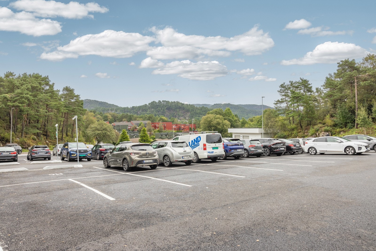 Bjørndalsskogen parkering. Store grøntområder. Kort gangavstand til skole og barnehage. Trygg vei. Galleribilde