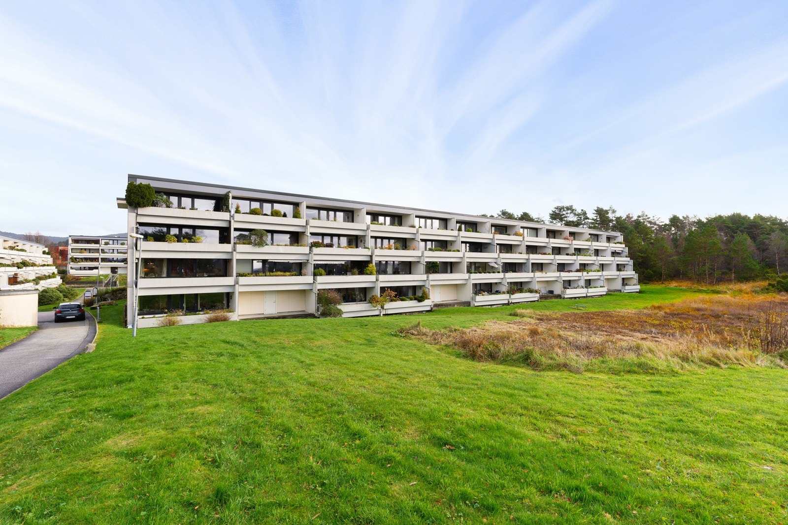 Borettslaget består av 386 andeler fordelt på blokker og rekkehus. Veldrevet borettslag med vaktmester og flotte fellesområder. Galleribilde
