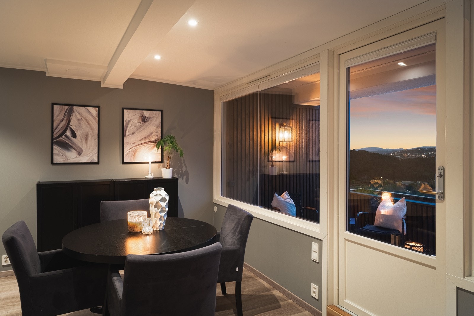 Fra stue er det utgang til balkongen. Galleribilde