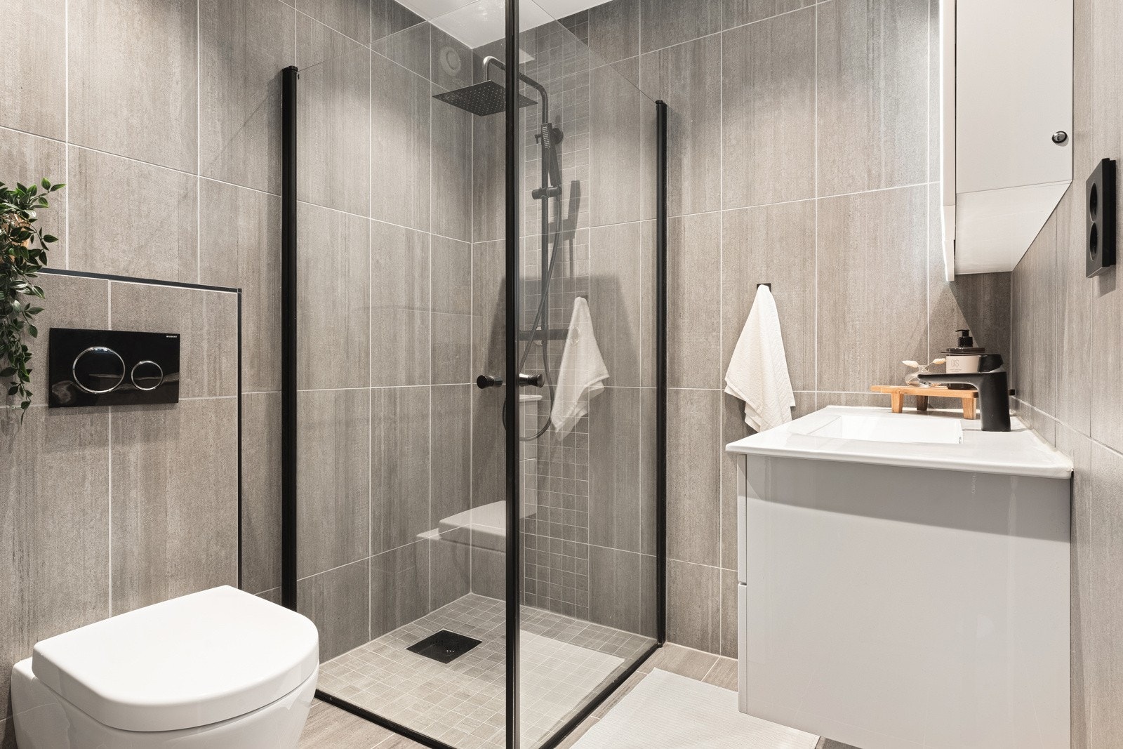 Leiligheten inneholder 2 moderne bad fra 2019, med varmekabler. Galleribilde