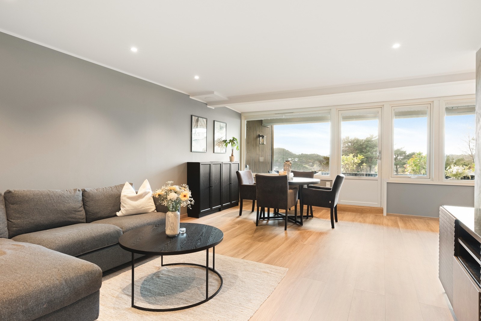 En 4-roms med god standard og stor balkong med fin utsikt og gode solforhold Galleribilde