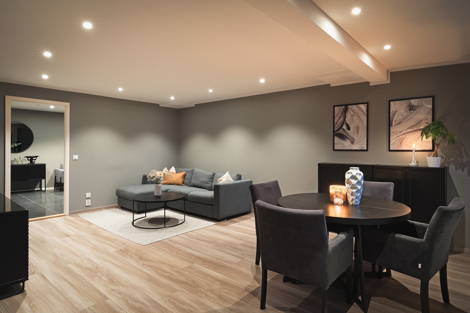 Lys og romslig stue med praktisk planløsning! Galleribilde